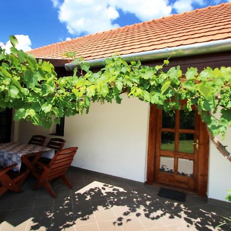 Lugas Vendeghaz Hotell Felsőtold Exteriör bild