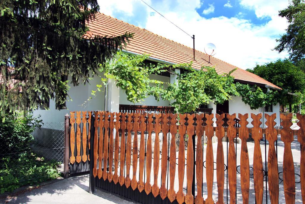 Lugas Vendeghaz Hotell Felsőtold Exteriör bild