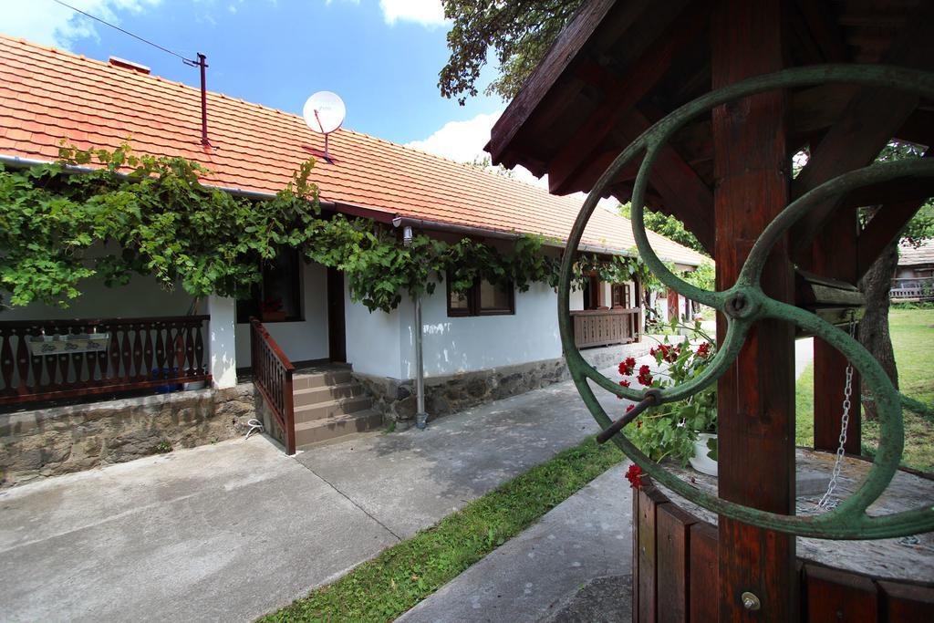 Lugas Vendeghaz Hotell Felsőtold Exteriör bild